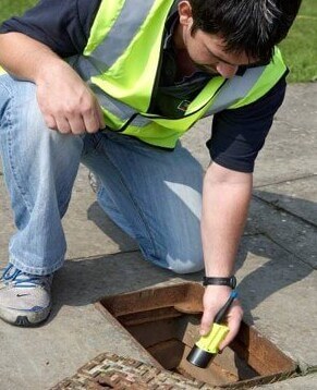 man using permalog+